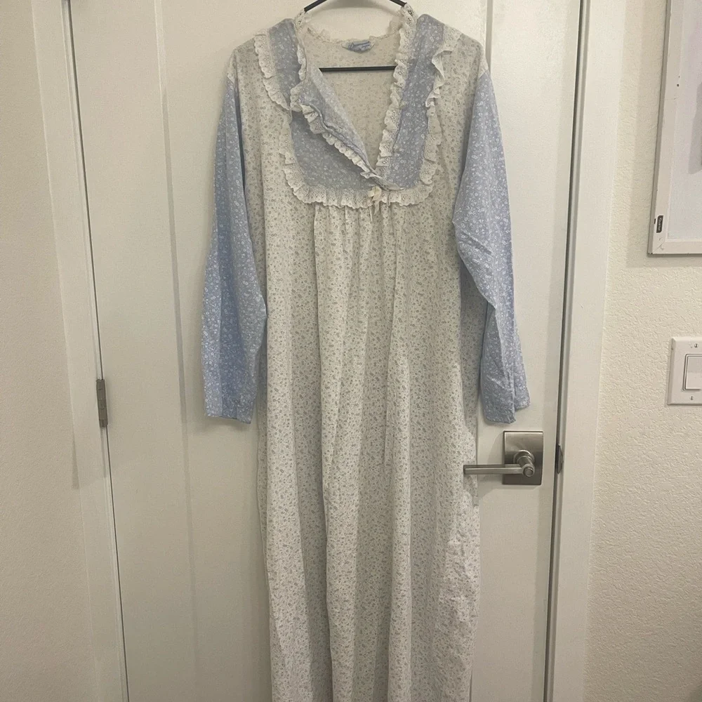 Vintage Blue Cottagecore GrandmaCore Floral Ruffle Nightgown‎